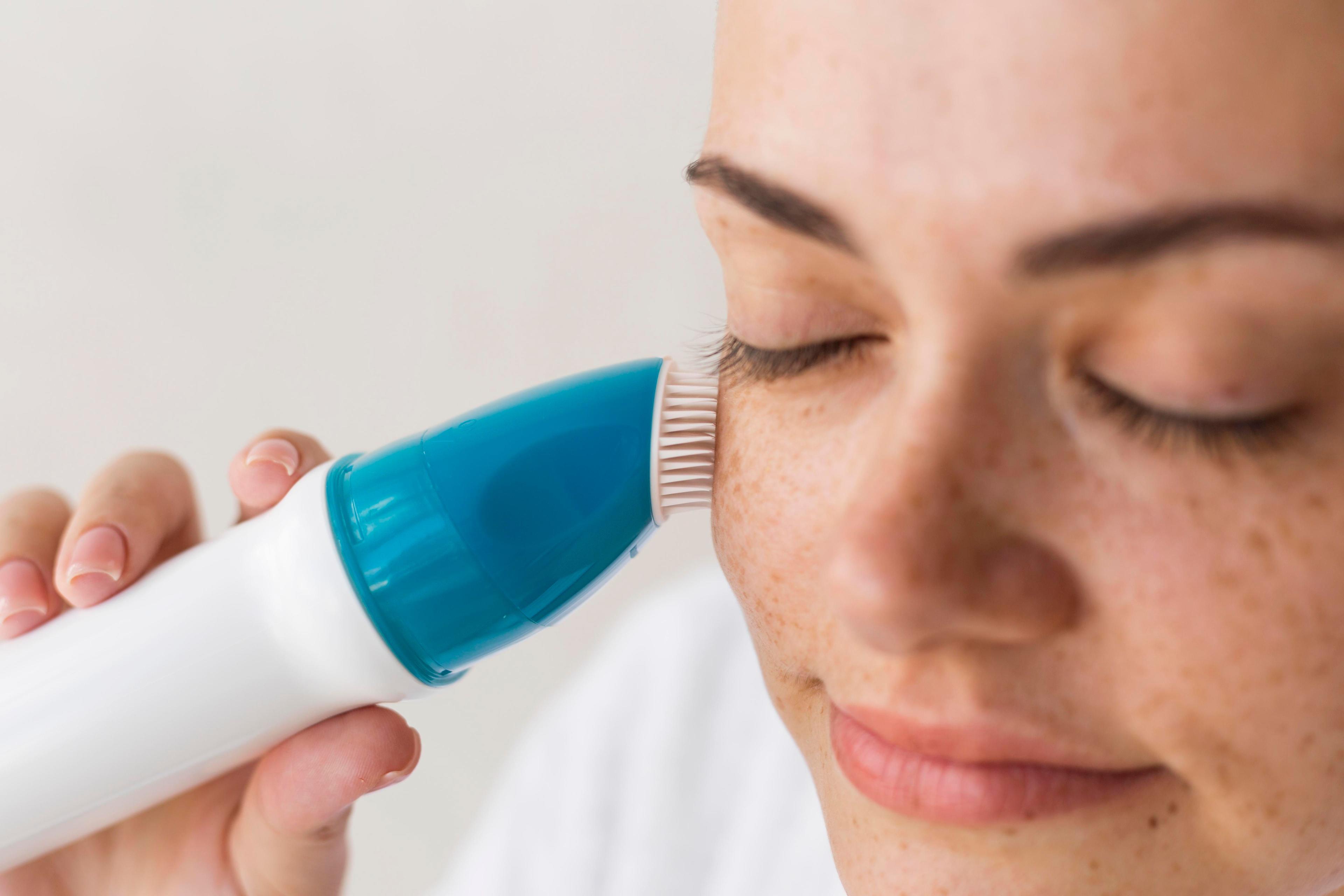 Blackhead vacuum tool usage and risks